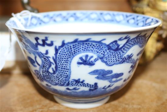 Chinese blue and white dragon bowl, late 19th/early 20th century(-)